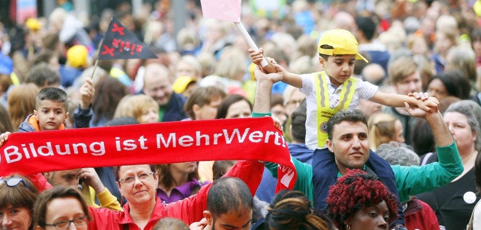 Für eine bessere Ausstattung von Kindergärten demonstrierten am Samstag rund 3500 Menschen auf dem Konrad-Adenauer-Platz. Foto: Dietmar Wäsche