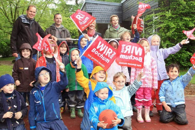 Freude der Kinder bei der Übergabe Freude der Kinder bei der Übergabe