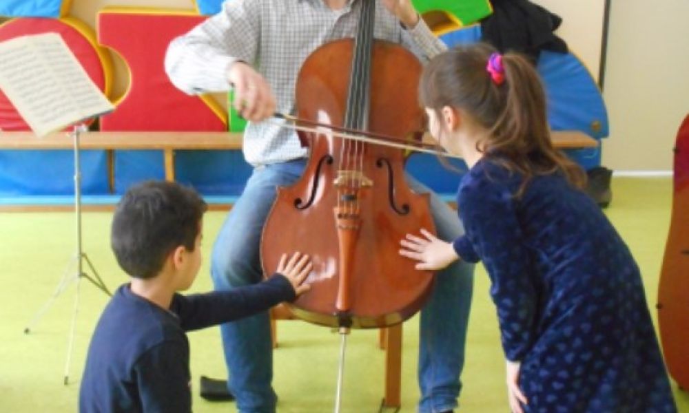 Besuch im Kindergarten von einem Cellisten