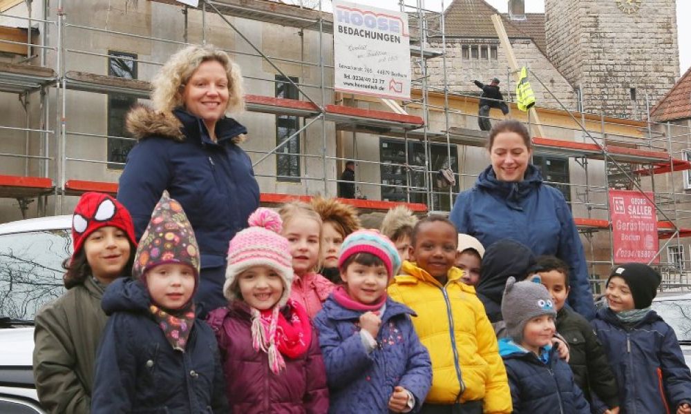 Zu Besuch an der Baustelle. Kinder der Kita „Tausendfüßler“ mit Leiterin Anja Wunderlich (l.) und Erzieherin Nicole Fischer. Foto: WAZ